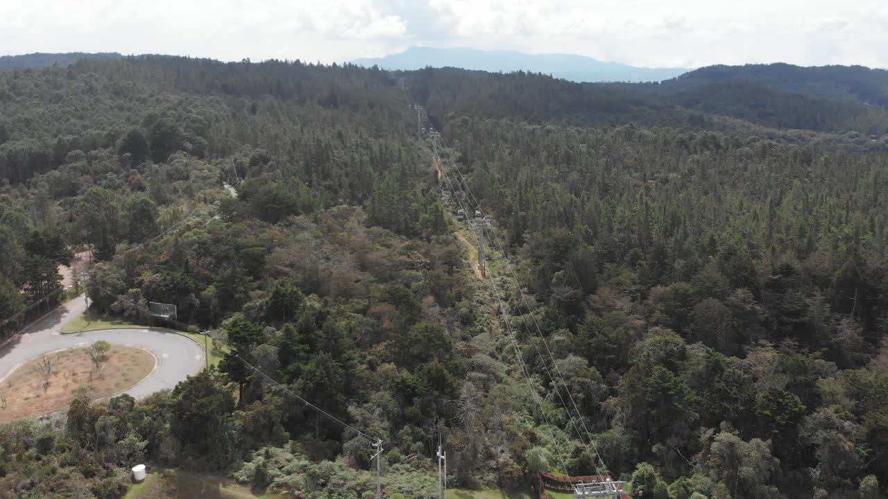 vista panorámica del parque arvi - una reserva natural en medellín, colombia - estática aérea