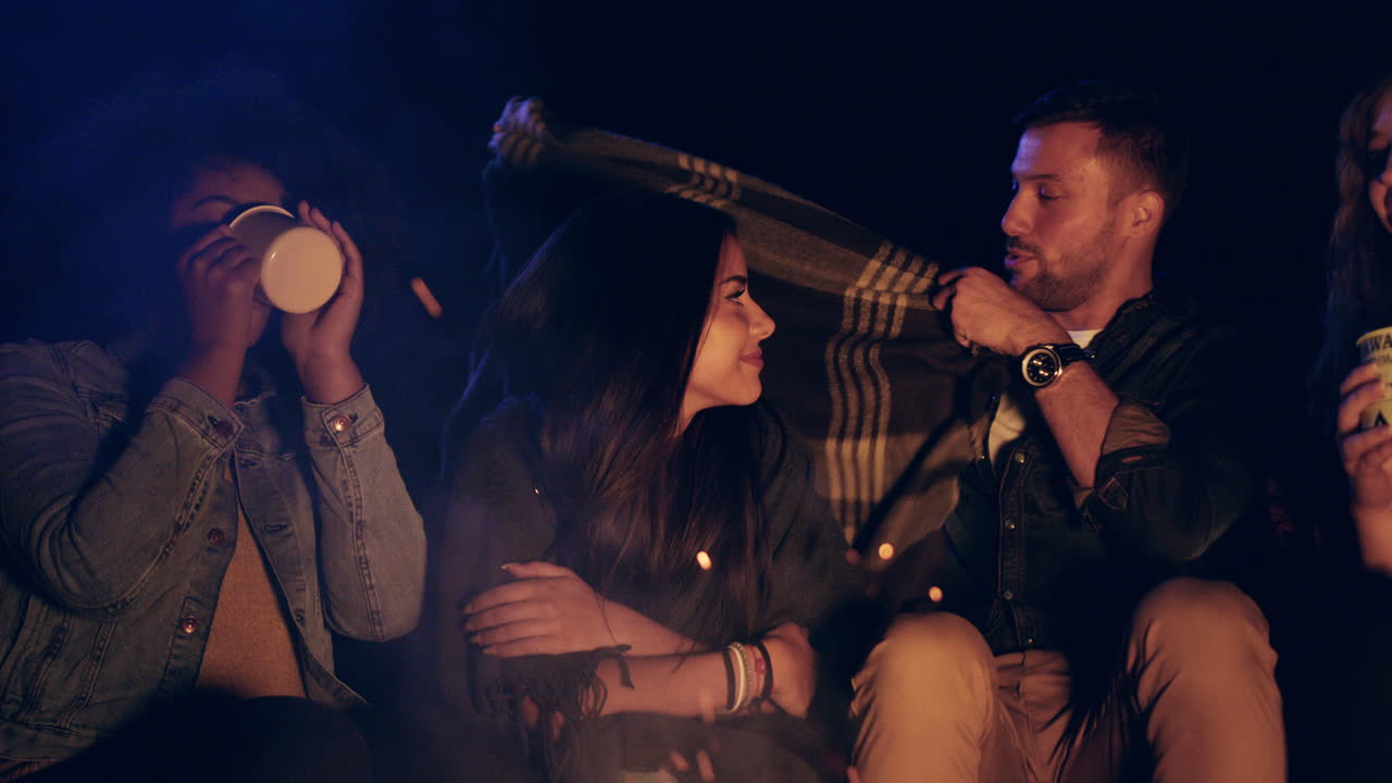 캠프 불 에서 편안하게 어울리는 커플들