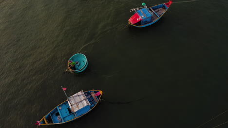 Aerial-top-down,-Vientamese-fisherman-rowing-coracle-boat