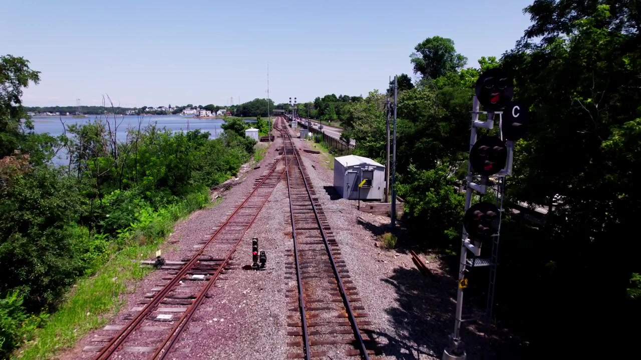 Uma vista sobre trilhos de trem vazios em Salem, Massachusetts. A câmera avança