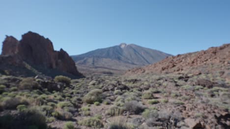 El-Hombre-Apunta-Hacia-La-Forma-Cónica-Del-Volcán-Teide,-Tenerife,-Islas-Canarias