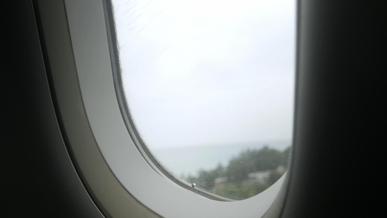 객실 내부에서 비행기 창 표면에 빗방울