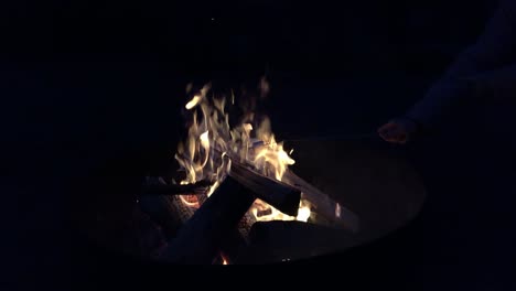 Marshmallows-über-Dem-Lagerfeuer-Rösten