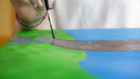 Captura-De-Detalle-De-Una-Joven-Dibujando-Con-Acuarelas-Pintando-Un-Cuadro-Con-La-Mano