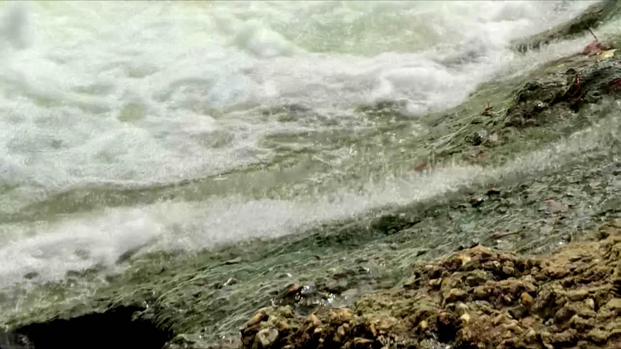 Questa diga di sfioro fluviale mostra la potenza dell'acqua in grandi quantità.
