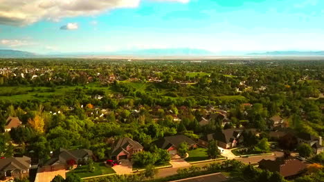 Un-Dron-Flotante-Disparó-Sobre-Un-Pequeño-Suburbio-De-Utah