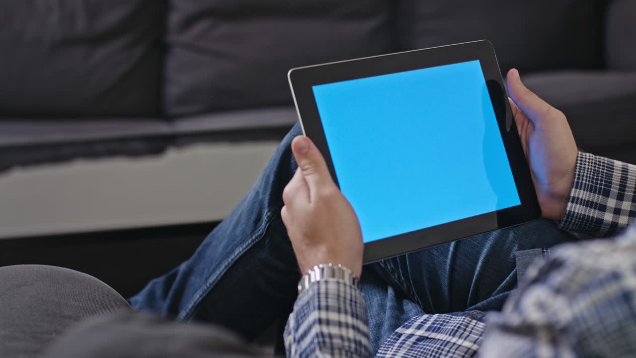 hombre con una tableta digital con pantalla azul