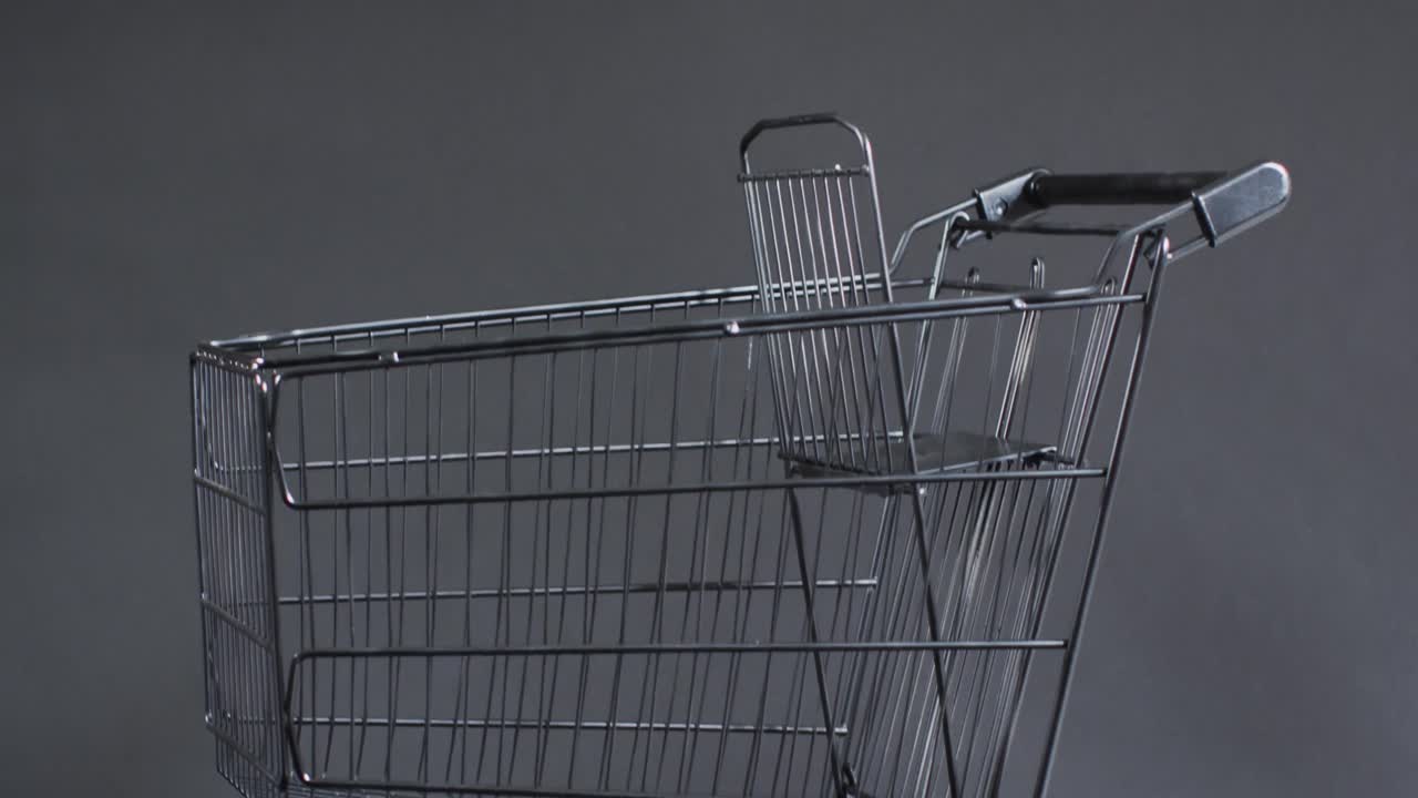 회색 배경 위 에 복사 공간 을 가진 쇼핑 트롤리 의 비디오