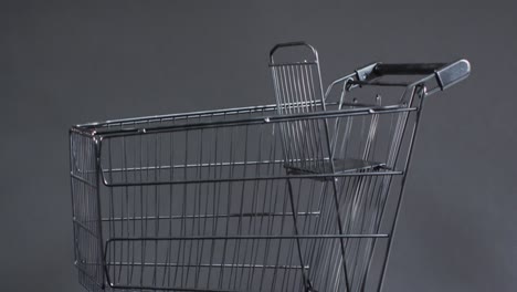 video de un carrito de compras con espacio de copia sobre un fondo gris