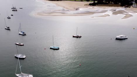 Aerial---drone-shot-of-boats-anchored-in-harbor-and-city-skyline,-Melbourne