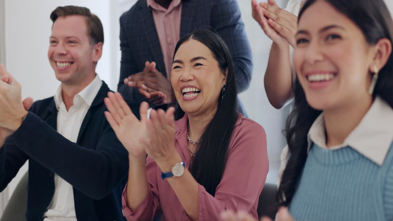 성공을 축하하는 팀