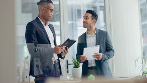 b2b, hombres o gerente estrechando la mano en una reunión