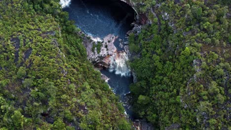 在巴西東北部的chapada diamantina國家公園周圍的魔鬼坑底部的小<unk>布的慢旋轉拍攝