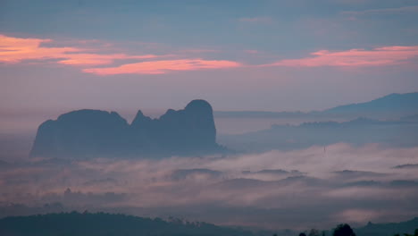 lapso de tiempo de nubes bajas y niebla sobre la montaña o el paisaje