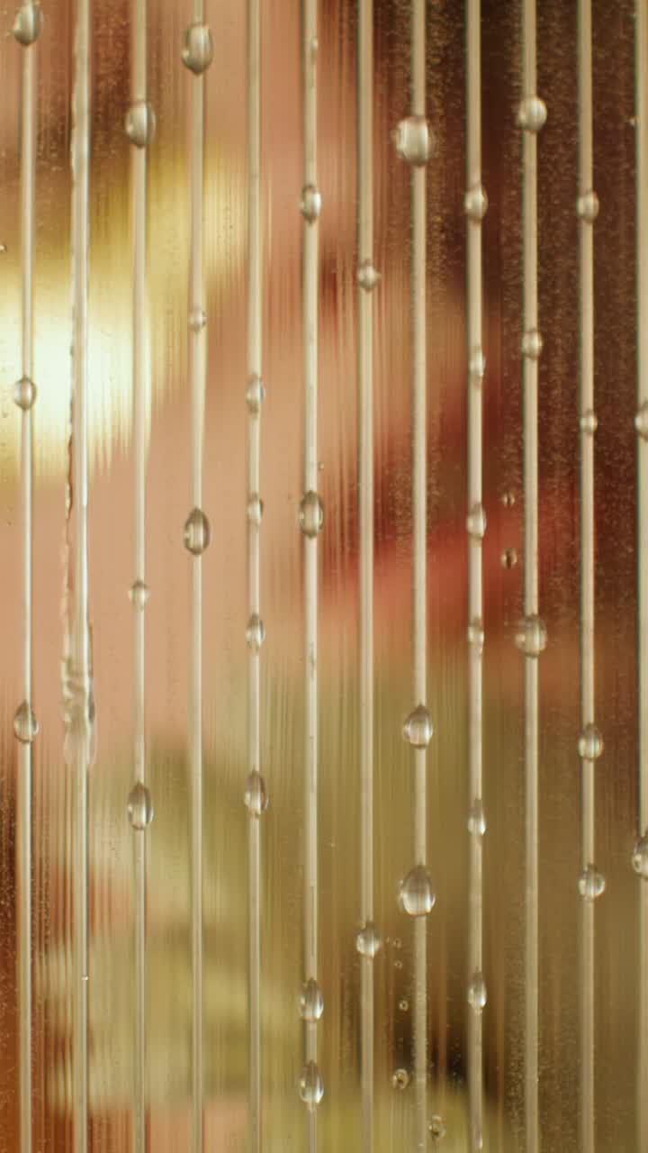 cuentas de vidrio y líneas verticales