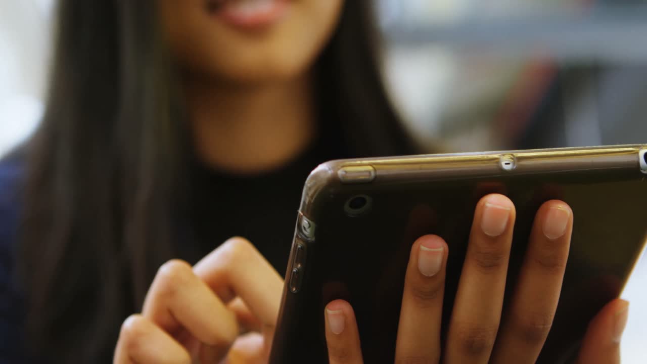 mujer de negocios usando tableta digital en la oficina 4k