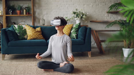 mujer meditando con auriculares vr