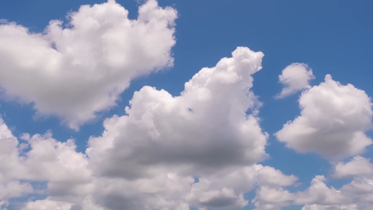 클라우드 타임 스 자연 배경, 자연 스 스 구름과 초록색 빛 하늘, 색 구름의 루프 초록색 하늘 위에 태양 광선 아름다운 여름 환경 배경