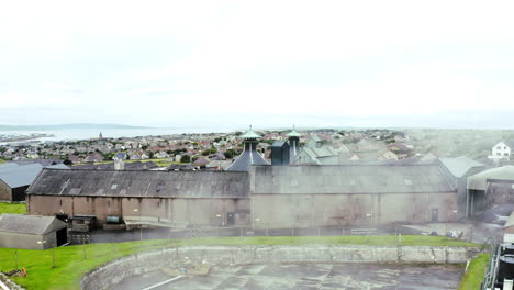 destilería de whisky parque aéreo de las tierras altas con kirkwall en el fondo