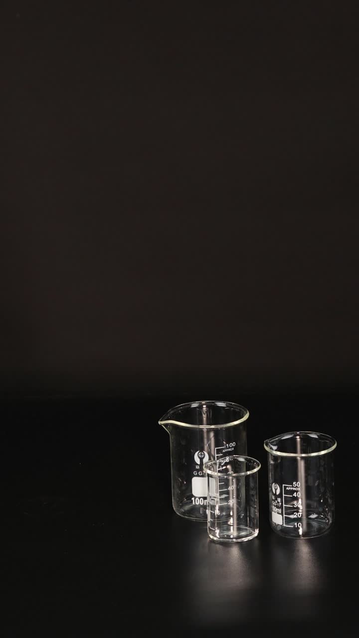 Becher con ghiaccio secco creano fumo ed evaporazione