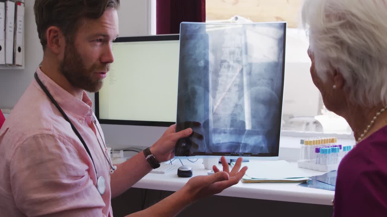 médico examinando a una mujer mayor en un hogar de ancianos