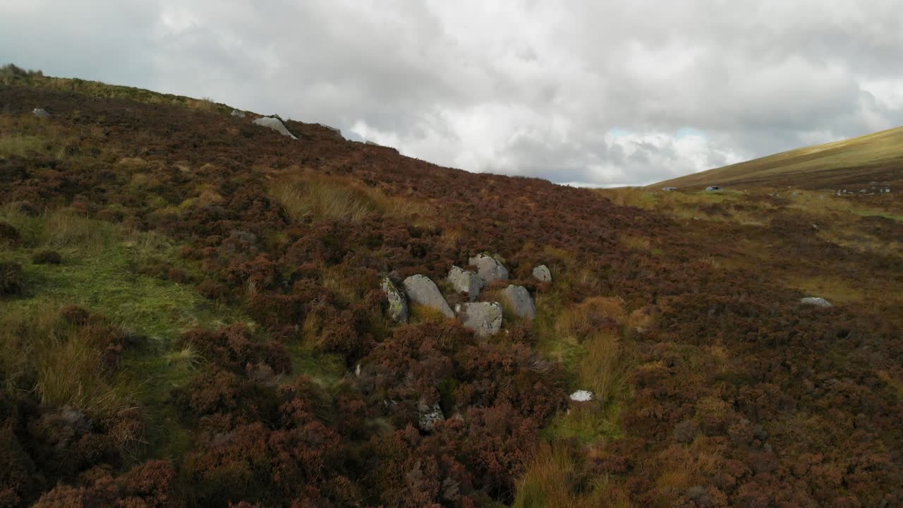reveladora toma aérea de pastizales montañosos en irlanda durante un día nublado