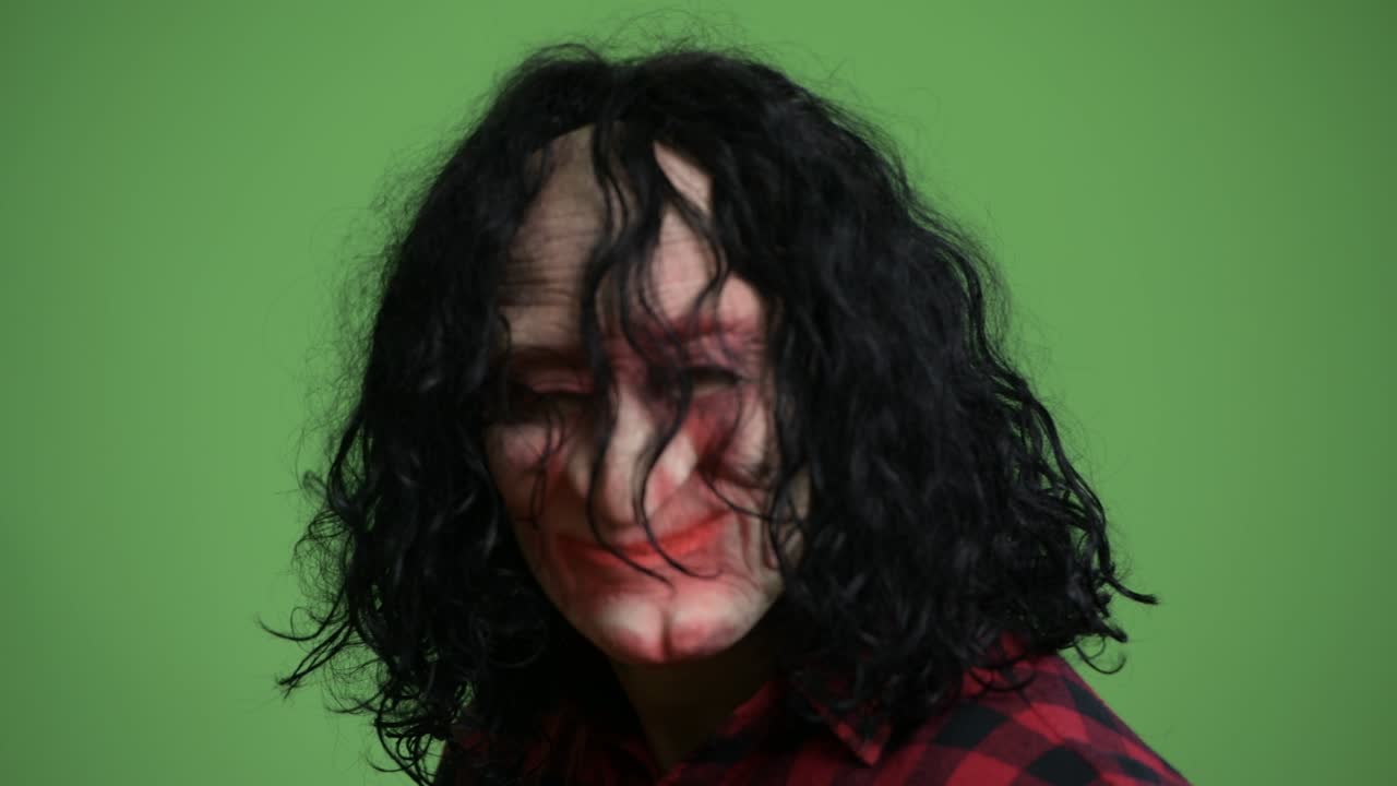 hombre con máscara de horror mirando hacia atrás