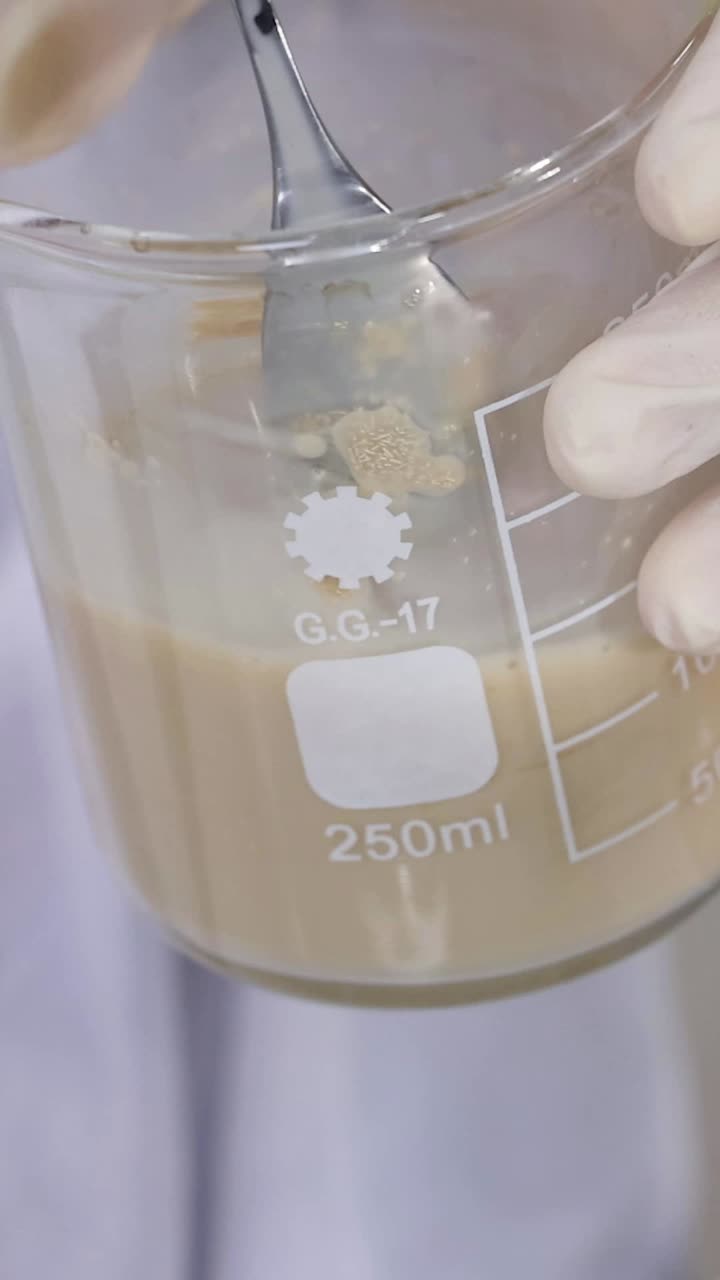 mezcla de productos químicos para un experimento de reacción espumosa