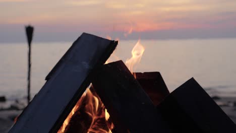 Lagerfeuer-Am-Strand-Bei-Sonnenuntergang-In-Asien---Ultra-zeitlupe