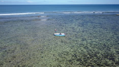 Disparo-De-Un-Dron-Dando-Vueltas-Alrededor-De-Un-Pescador-En-La-Isla-Mauricio