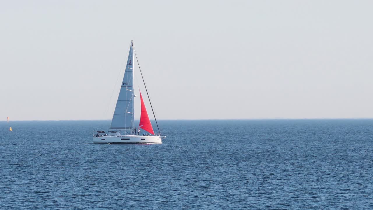 항해 보트 가 바다 를 가로질러 미끄러진다