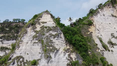 Cabaña-Cabañas-En-El-árbol-En-Un-Escarpado-Acantilado-Junto-Al-Mar-En-Nusa-Penida,-Antena