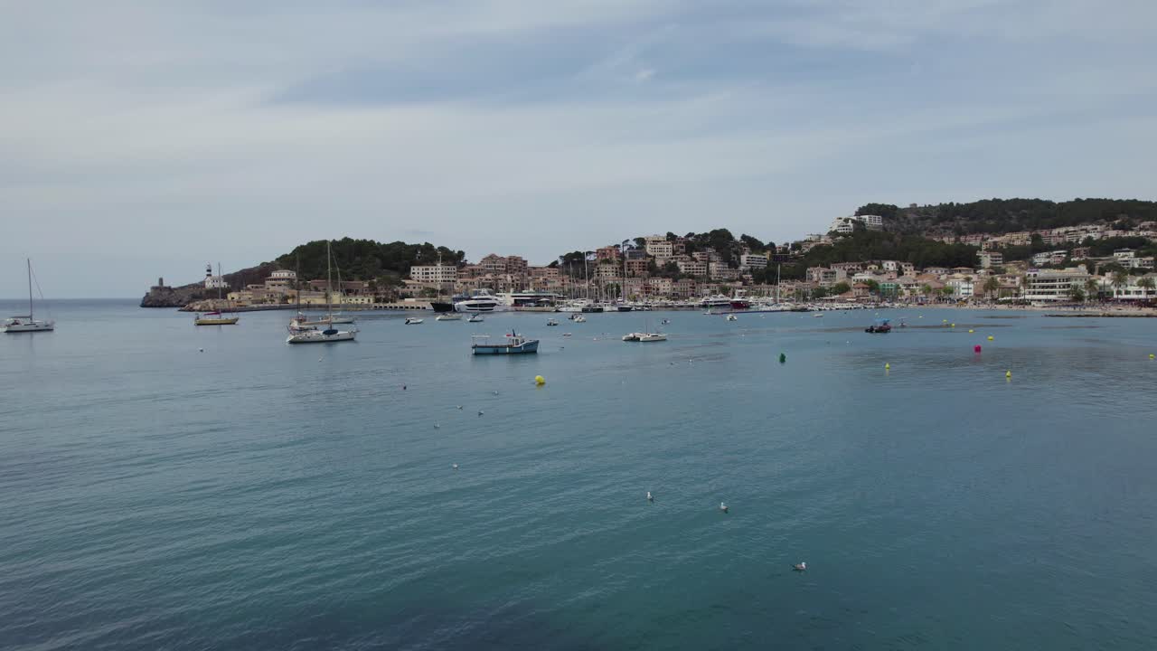 barcos anclados cerca de la bahía de port soller y la ciudad costera de mallorca, islas baleares, españa