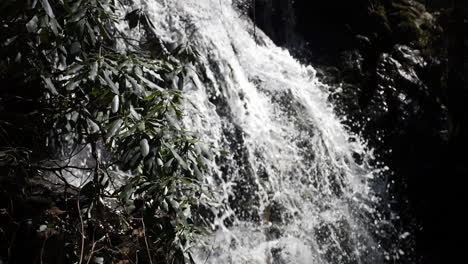 Zeitlupe-Des-Bergwasserfalls....180-Bilder-Pro-Sekunde