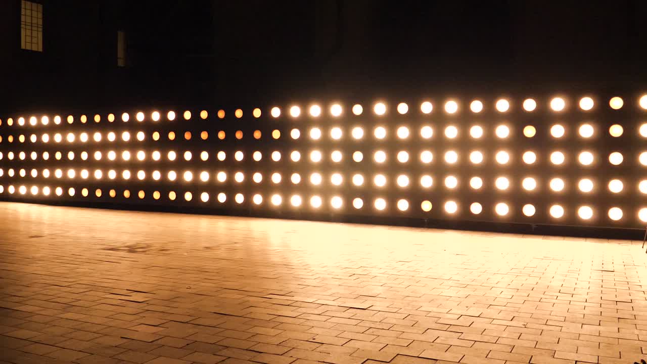 los reflectores parpadeantes son de color naranja.