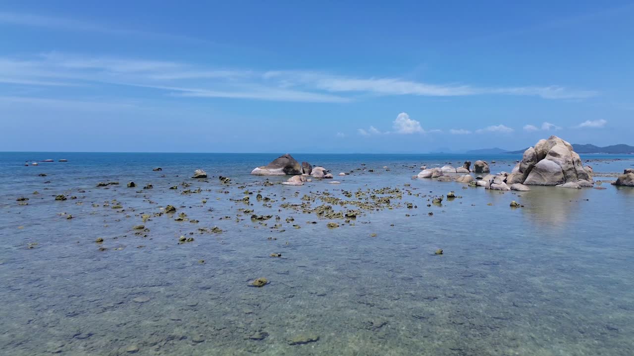Turkuaz okyanusu, kayalık kıyı şeridi, tropikal ada ufku ve açık tropikal gökyüzü altında doğal kıyı manzarası ile Tayland, Koh Samui'deki Lamai Plajı'nın havadan drone çekim görüntüsü
