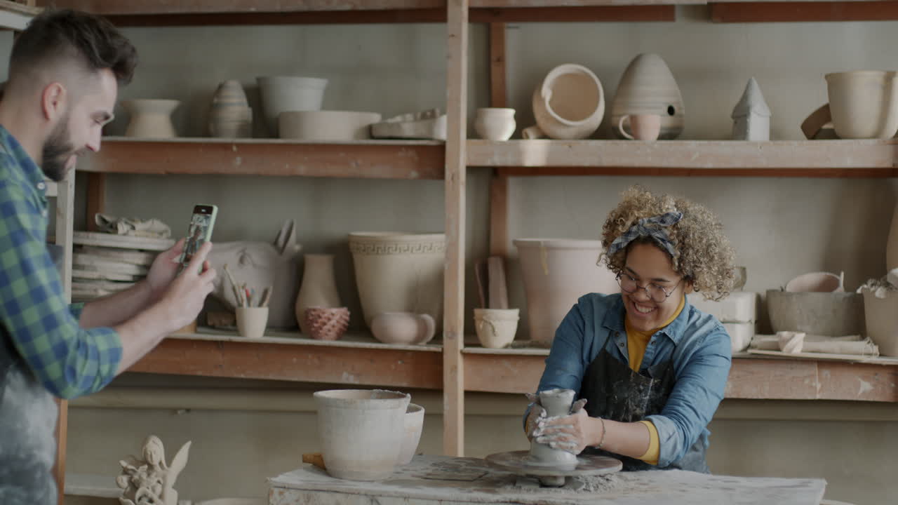 L'artista della ceramica al lavoro