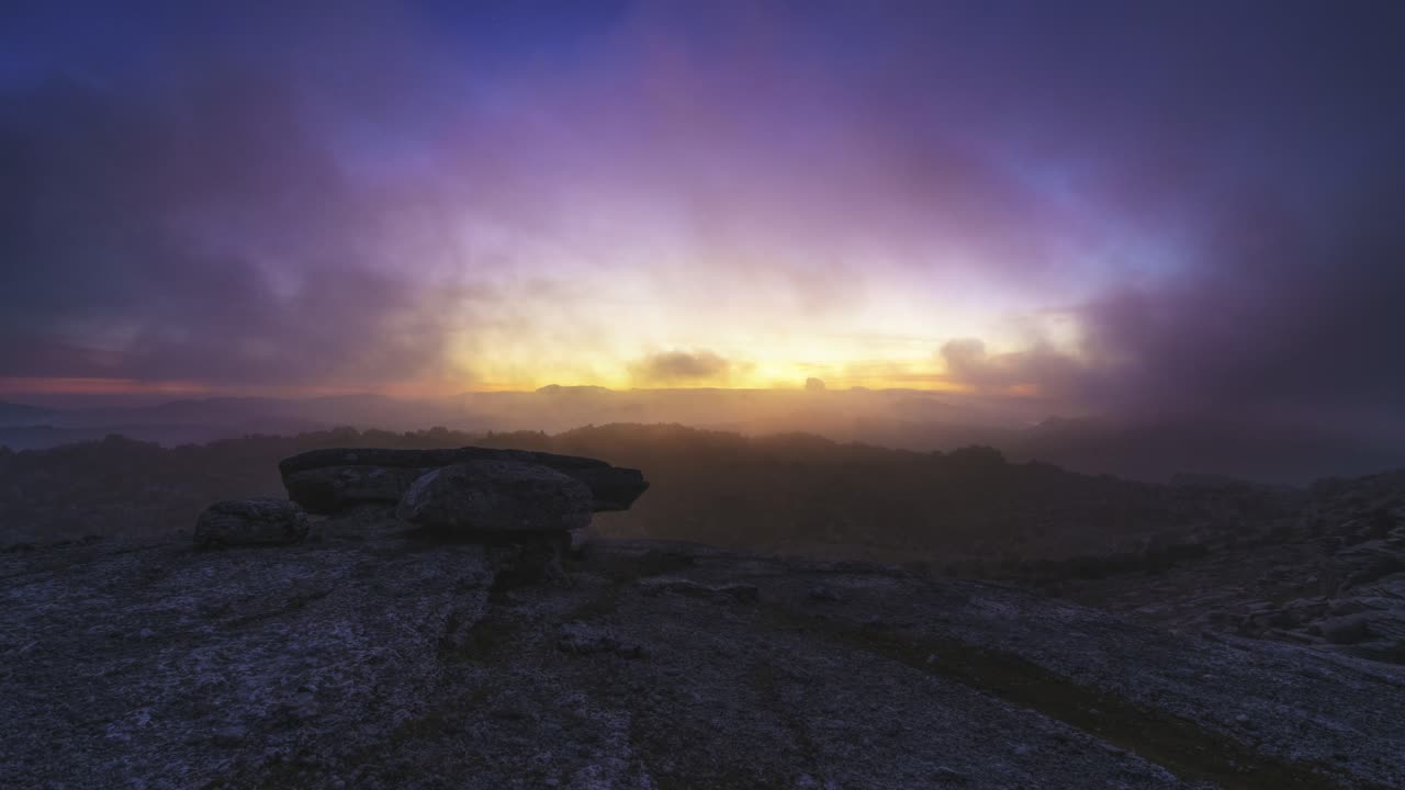 paisaje al amanecer sobre algunas montañas rocosas