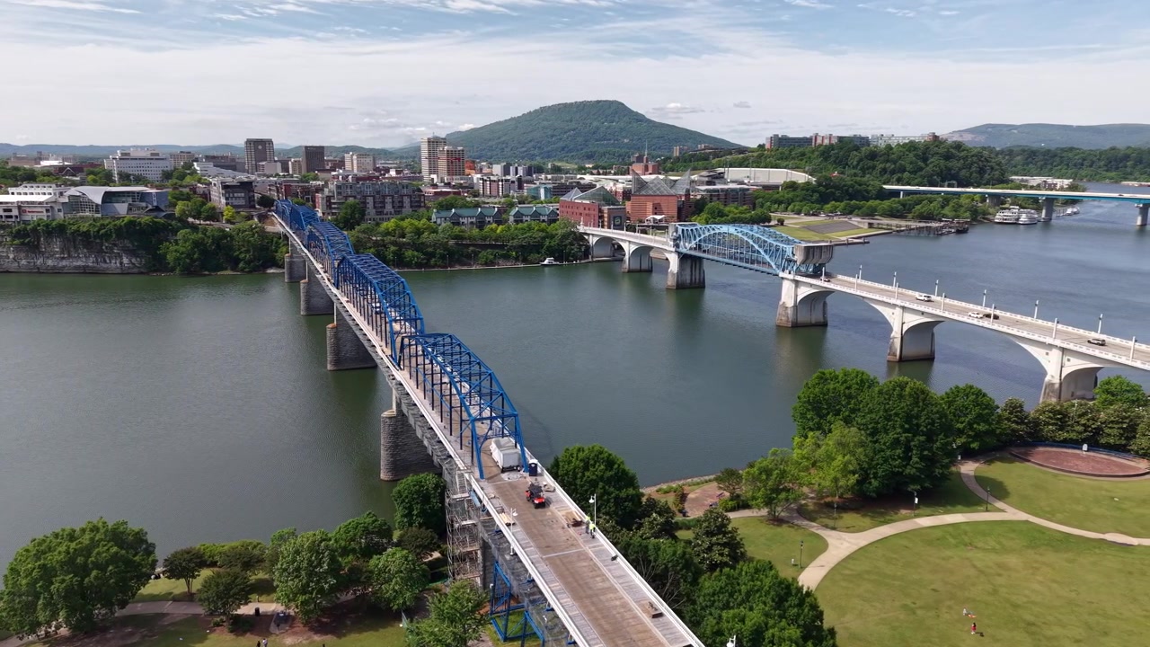Cinematisk droneudsigt over Chattanoogas centrum, TN, med Tennessee River og byens skyline den 30. april 2026