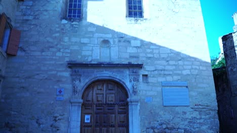 pequeña iglesia de la aldea en france boulbon