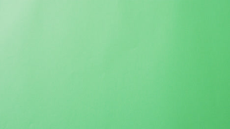 video de composición con lápices de colores en fondo verde y amarillo con espacio de copia