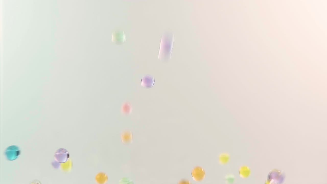 다채로운 공이 위에서 떨어집니다.