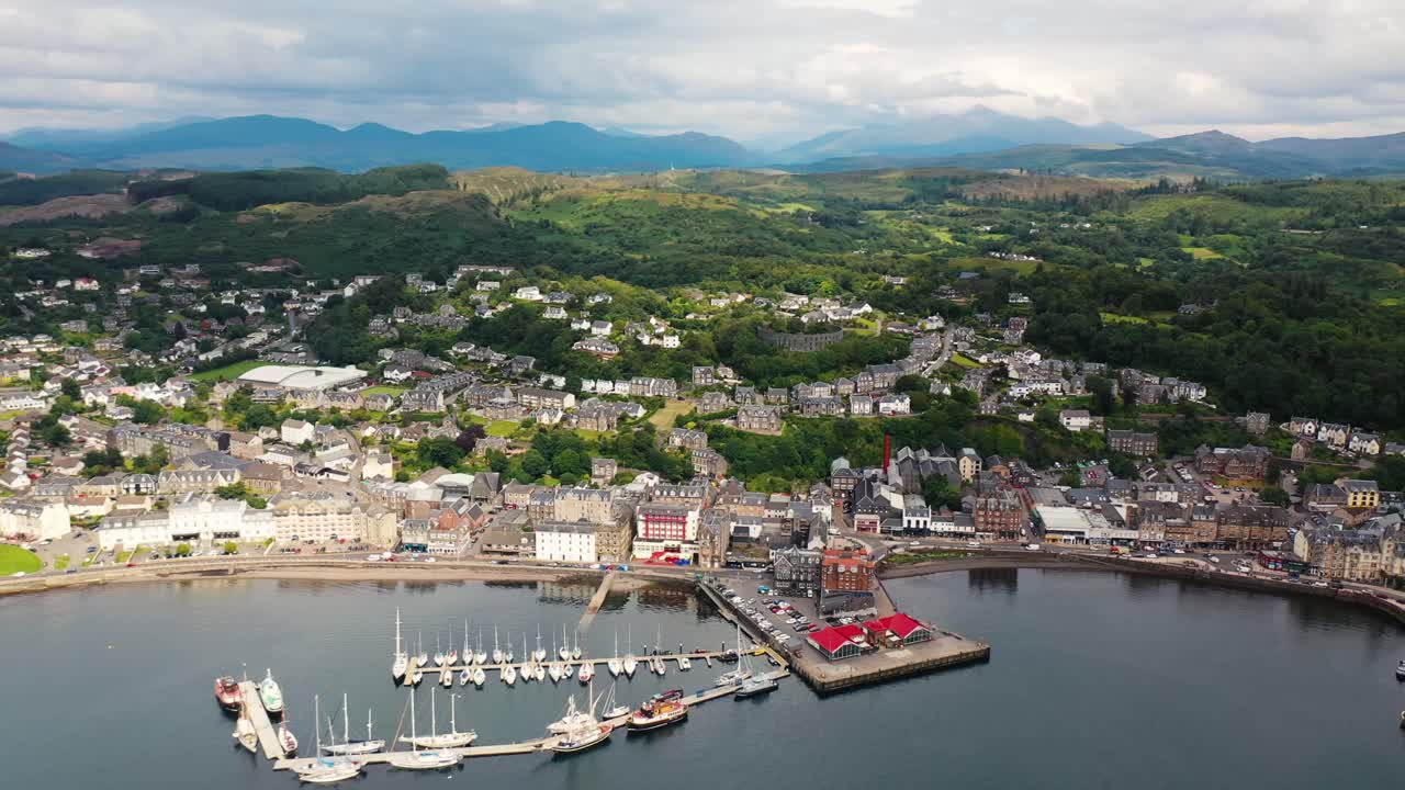 영국 스코틀랜드 서해안 에 있는 역사적 인 스코틀랜드 도시 오반 의 공중 사진