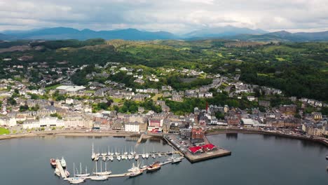 Vista-Aérea-De-La-Histórica-Ciudad-Escocesa-De-Oban,-En-La-Costa-Oeste-De-Escocia,-Reino-Unido.