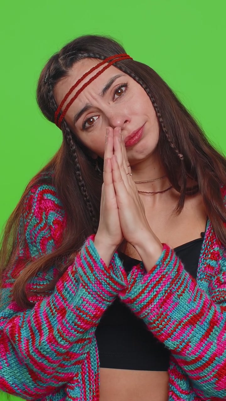 Mujer joven triste orando mirando hacia arriba haciendo un deseo pidiendo disculpas pidiendo ayuda perdóname