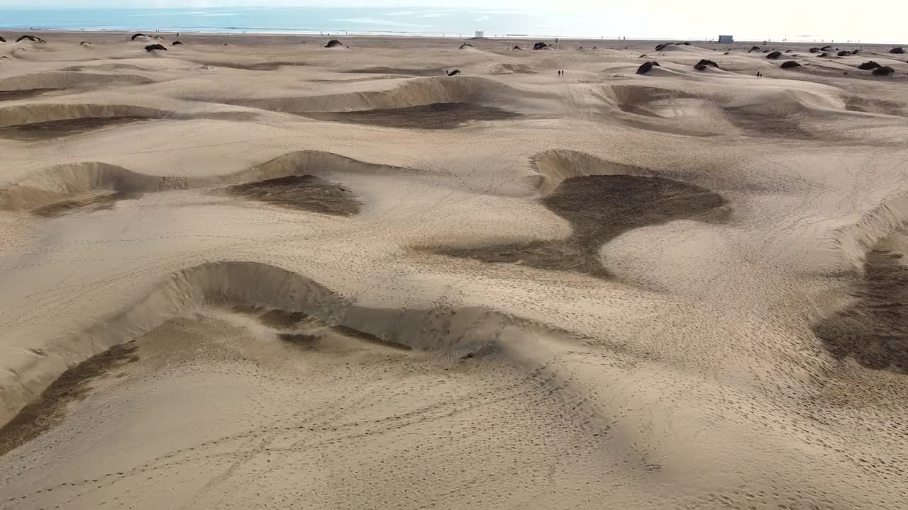 desierto de dunas de arena contra el paisaje marino en maspalomas gran canaria desiertos cerca de la costa