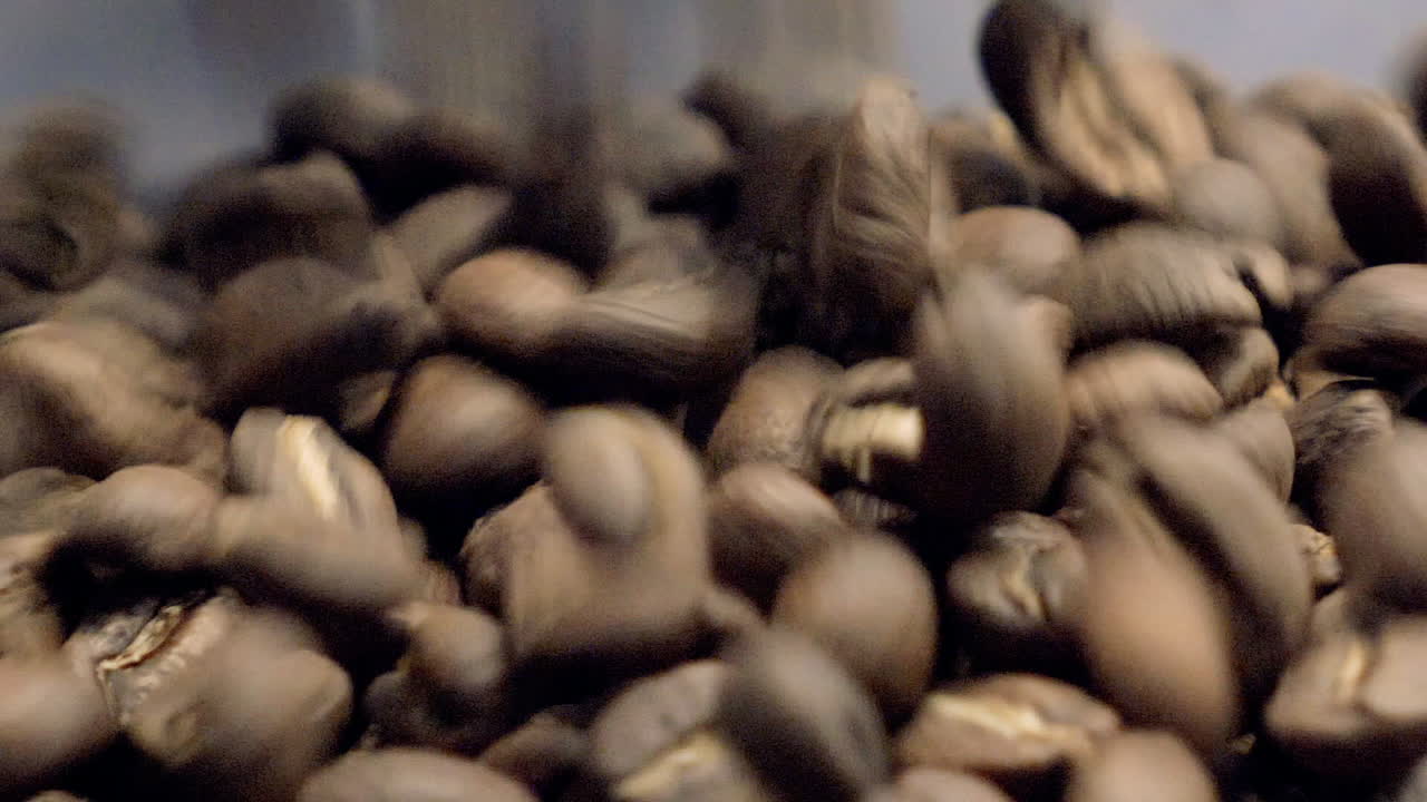 los granos de café que caen en las tolvas