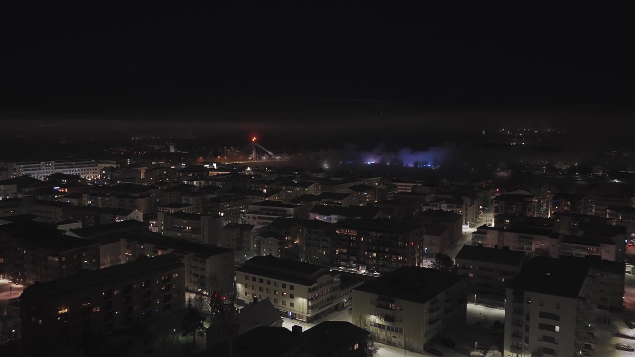 Letecký pohled na silvestrovský ohňostroj nad panoramatem města Rovaniemi, Laponsko.