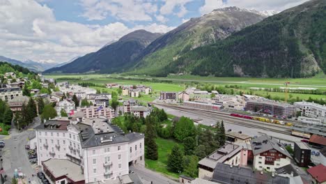 Atemberaubende-Luftaufnahme-Des-Schweizer-Dorfes,-Alpenkulisse