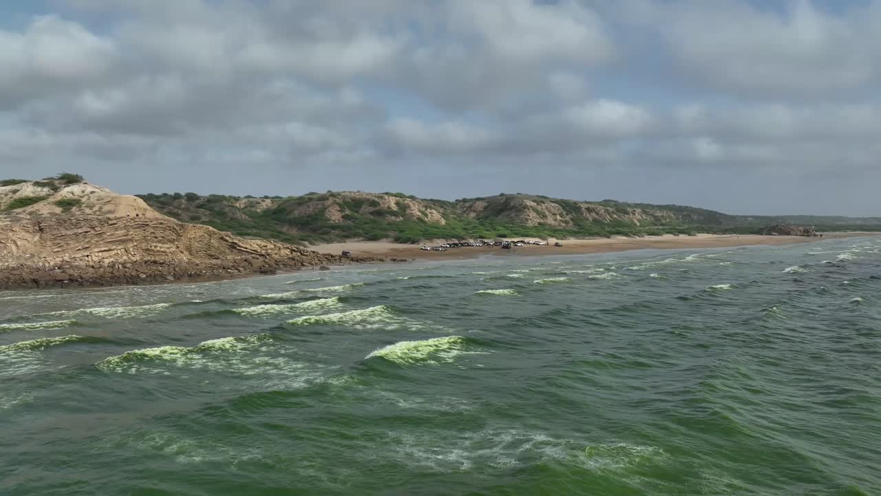 дрон летит над зеленой зараженной водой пляжа с прекрасными видами и прекрасными облаками и небом